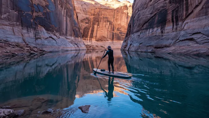 Lake Powell paddle boarding: 9 spots and how early to launch